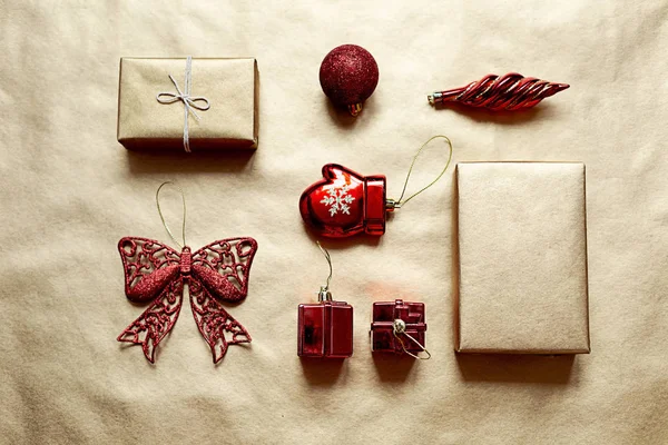 Colocación Plana Juguetes Navidad Rojos Amarillos Sobre Fondo Papel Dorado —  Fotos de Stock