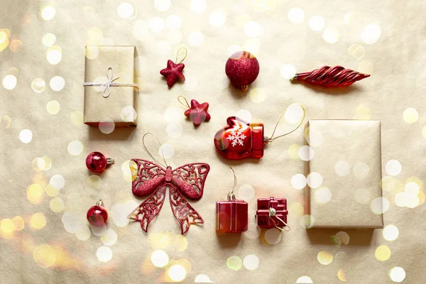 Colocación Plana Juguetes Navidad Rojos Amarillos Sobre Fondo Papel Dorado —  Fotos de Stock