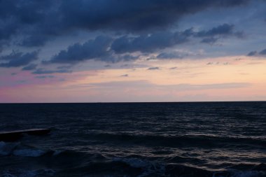 Yaz aylarında gün batımında deniz manzara. Meslek zaman.