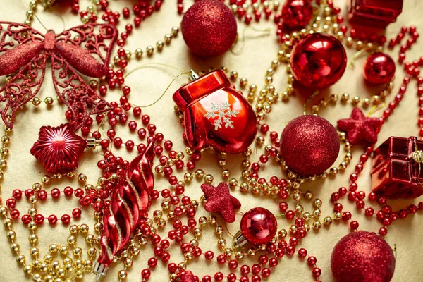 Colocación Plana Navidad Juguetes Perlas Brillantes Doradas Rojas Sobre Fondo —  Fotos de Stock