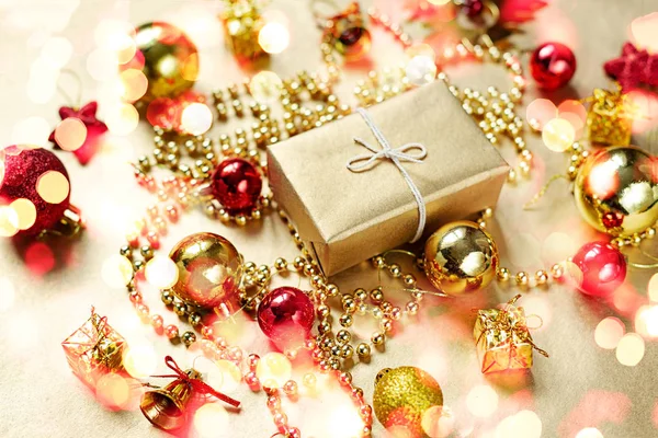 Colocación Plana Navidad Juguetes Perlas Brillantes Doradas Rojas Sobre Fondo —  Fotos de Stock
