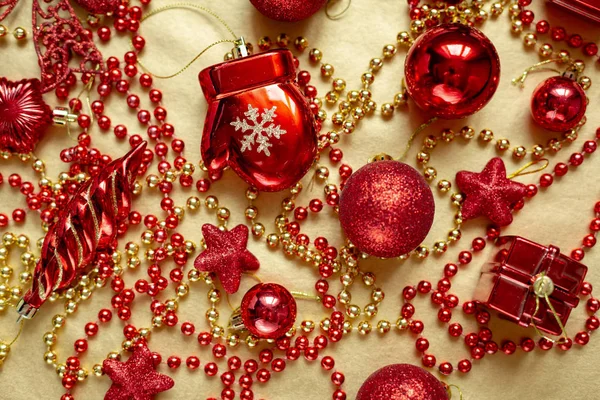 Colocación Plana Navidad Juguetes Perlas Brillantes Doradas Rojas Sobre Fondo —  Fotos de Stock