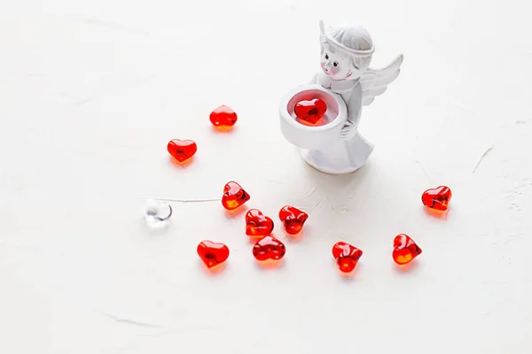 Pequeña Estatuilla Ángel Con Corazones Plástico Rojo Sobre Fondo Hormigón — Foto de Stock