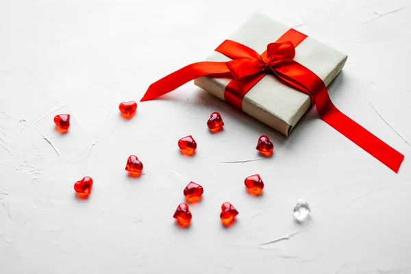 Красные Пластиковые Сердечки Подарочная Коробка Ленточкой Белом Фоне Концепция Дня — стоковое фото
