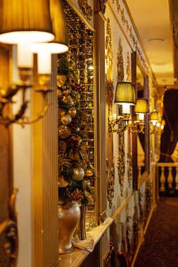 Sıcak yıldırım, bir restoranda aydınlatma ile duvar lambaları.