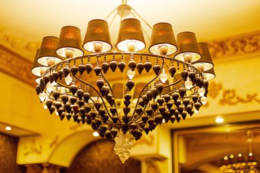 Bir güzel restoranda sıcak yıldırım ile büyük bir avize. Aydınlatma veya oda yıldırım.