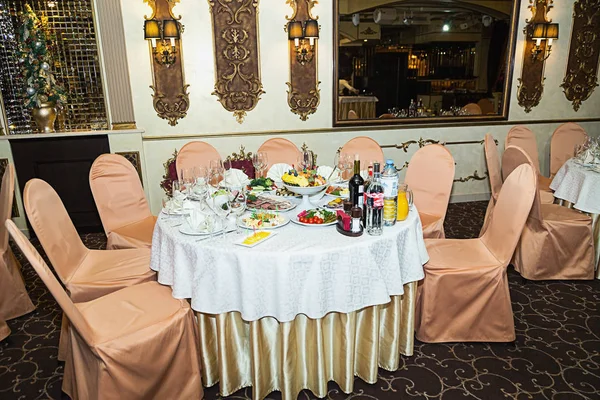 Tafel Voor Meerdere Personen Een Prachtig Restaurant Geserveerd Diner Feest — Stockfoto