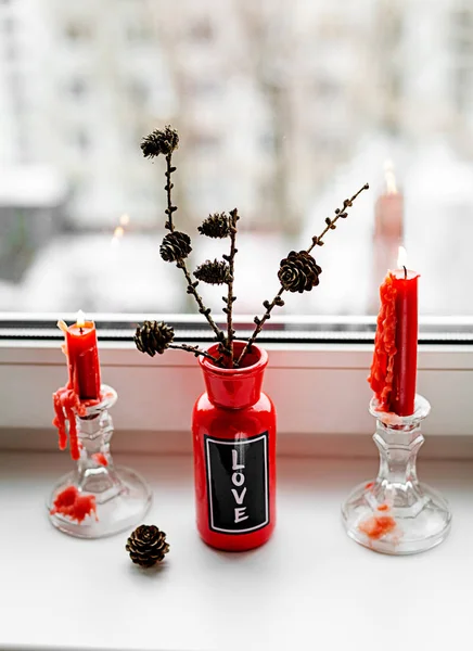 Die Roten Valentinskerzen Und Eine Vase Mit Zapfen Auf Der — Stockfoto