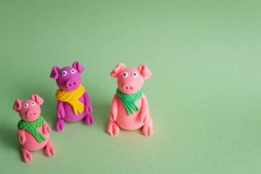 El küçük hamuru domuz üzerinde renkli kağıt arka plan yaptı. Çin yeni yılı ve Çin tatil kavramı sembolü.