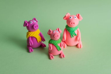 El küçük hamuru domuz üzerinde renkli kağıt arka plan yaptı. Çin yeni yılı ve Çin tatil kavramı sembolü.