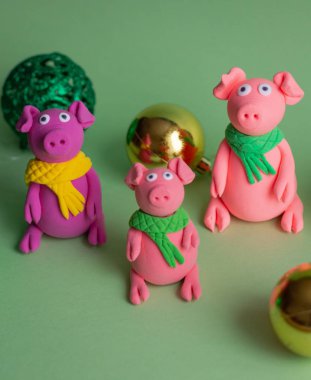 El küçük hamuru domuz üzerinde renkli kağıt arka plan yaptı. Çin yeni yılı ve Çin tatil kavramı sembolü.