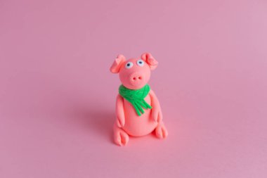 Hamuru domuz pembe Kağıt arka plan üzerinde yapılmış. Çin yeni yılı ve Çin tatil kavramı sembolü.