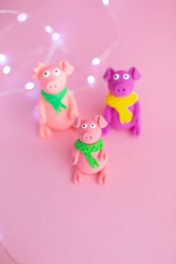 El küçük hamuru domuz mevsimlik ışıkları ile renkli kağıt arka plan yaptı. Çin yeni yılı ve Çin tatil kavramı sembolü.