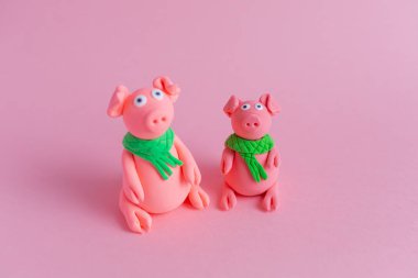 İki el küçük hamuru domuz üzerinde pembe Kağıt arka plan yaptı. Çin yeni yılı ve Çin tatil kavramı sembolü.