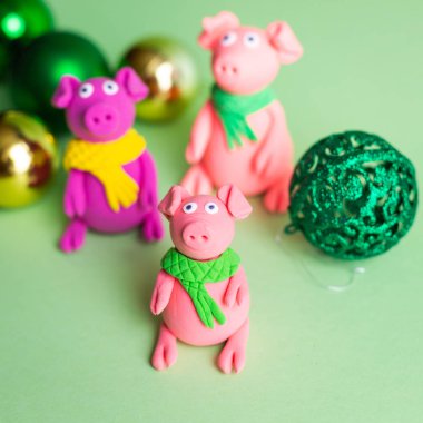 El küçük hamuru domuz üzerinde renkli kağıt arka plan yaptı. Çin yeni yılı ve Çin tatil kavramı sembolü. Kare görüntü.