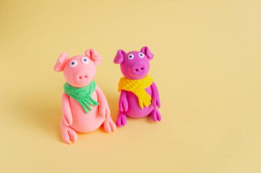 El küçük hamuru domuz üzerinde sarı Kağıt arka plan yaptı. Çin yeni yılı ve Çin tatil kavramı sembolü.