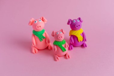 Üç el küçük hamuru domuz üzerinde pembe Kağıt arka plan yaptı. Çin yeni yılı ve Çin tatil kavramı sembolü.