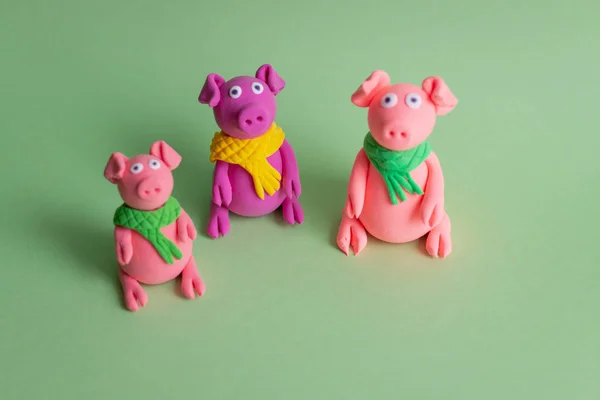 Petits Cochons Plasticine Faits Main Sur Fond Papier Coloré Symbole — Photo