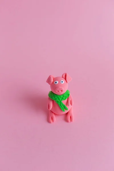 Рука Зробила Маленьку Пластилінову Свиню Фоні Рожевого Паперу Символ Китайського — стокове фото