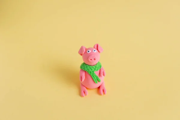 Рука Зроблена Маленької Пластилінової Рожевої Свині Барвистий Паперовий Фон Символ — стокове фото