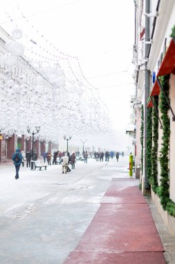 Şehir Manzaralı kışın sokaklarda. Binalar karla kaplıdır. Moskova, Rusya'nın orta kesiminde.
