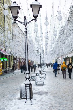 Moscow, Rusya Federasyonu, 2018: Nikolskaya Caddesi ve şehrin merkezine bazı yerlerde. Kış kar limana açık yürüyüş.