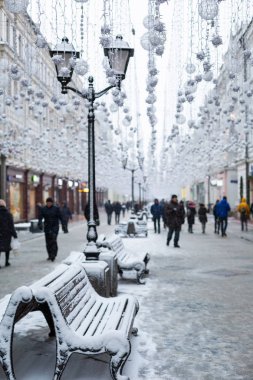 Moscow, Rusya Federasyonu, 2018: Nikolskaya Caddesi ve şehrin merkezine bazı yerlerde. Kış kar limana açık yürüyüş.