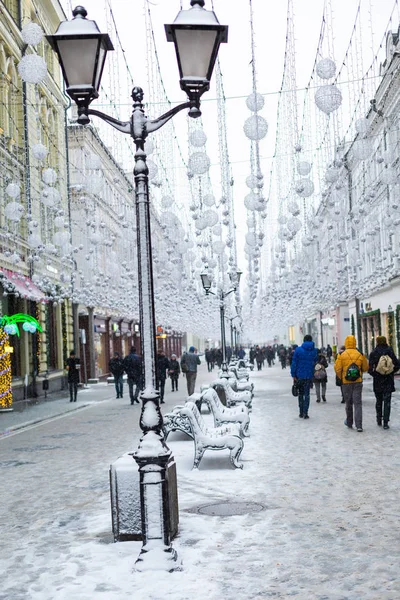 モスクワ ロシア連邦 2018 ニコルスカヤ通りや町の中心部にいくつかの場所 冬雪このエイリングで屋外散歩 — ストック写真