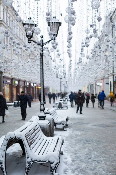 Moscow, Rusya Federasyonu, 2018: Nikolskaya Caddesi ve şehrin merkezine bazı yerlerde. Kış kar limana açık yürüyüş.