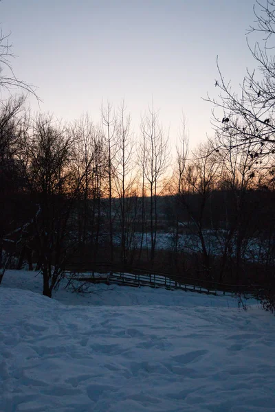 夜遅く屋外町で冬に 通りや公園は白い雪で覆われています 太陽の光は暖かく 非常に美しい — ストック写真