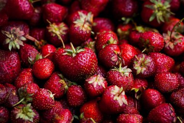 Üstten görünüm taze ve olgun kırmızı strauberries bir kutu içinde. Yaz zamanı, sağlıklı yiyecek çilek.
