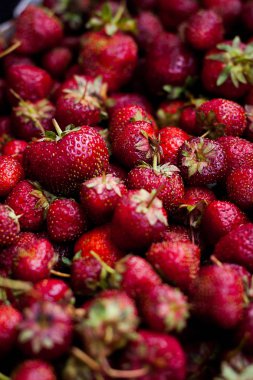 Üstten görünüm taze ve olgun kırmızı strauberries bir kutu içinde. Yaz zamanı, sağlıklı yiyecek çilek.