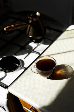 Sabahları kahvaltı siyah kahve. Cam bardak ve güneşli hava.