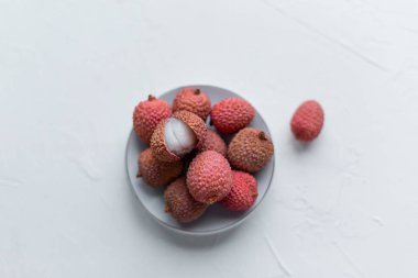 Beyaz arka plan üzerinde taze pembe lychee böğürtlen. Yaz gıda kavramı. Üstten Görünüm.