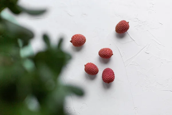 Algumas Bagas Lichia Rosa Frescas Fundo Branco Conceito Comida Verão — Fotografia de Stock