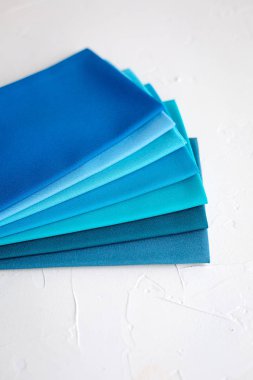 Tekstil renk örnekleri beyaz arka plan üzerinde renkli palet. Renk tayini şeyler ImageMaker veya stilist için.