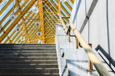 Şehir modern Köprüsü merdiven güneşli gün ile. Sarı renk mimarisinde.