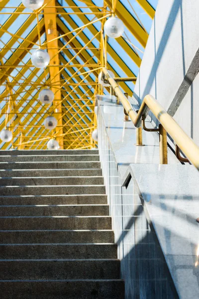 Stadt Moderne Brücke Mit Treppe Sonnigen Tag Architektur Gelber Farbe — Stockfoto