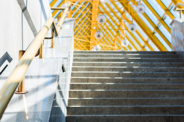 Şehir modern Köprüsü merdiven güneşli gün ile. Sarı renk mimarisinde.