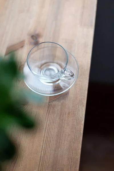 Pustej szklanki na drewnianym stole rano — Zdjęcie stockowe