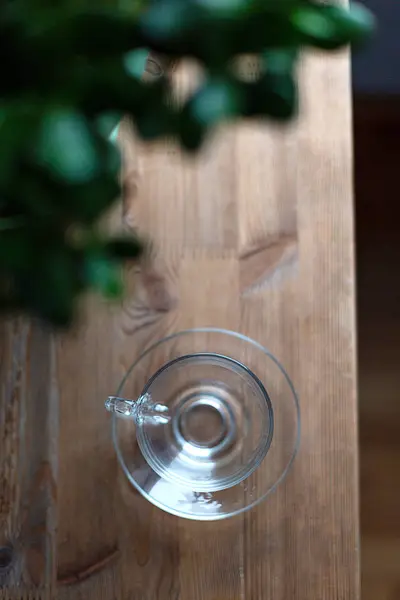 Pustej szklanki na drewnianym stole rano — Zdjęcie stockowe
