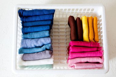 Beyaz arka planda kutuda giysi tutulması