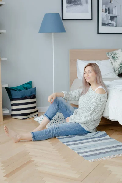 Una mujer rubia en un interior acogedor — Foto de Stock