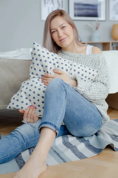 Una mujer rubia en un interior acogedor — Foto de Stock