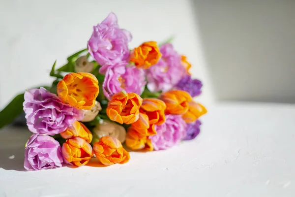 Bouquete de coloridos tulipanes de primavera en un día soleado — Foto de Stock