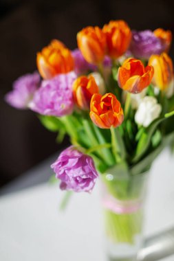 Güneşli bir günde renkli bahar lale bouquete