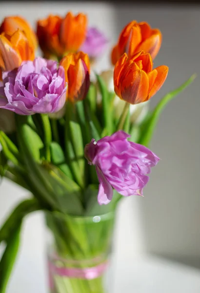 Güneşli bir günde renkli bahar lale bouquete — Stok fotoğraf