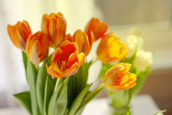 Dwie wazony wiosennych tulipan na stole — Zdjęcie stockowe
