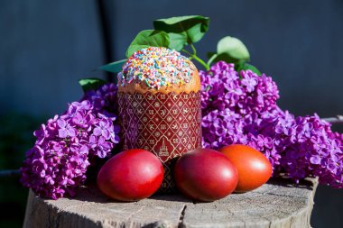 Bahçede Paskalya bahar Rus kek ve yumurta