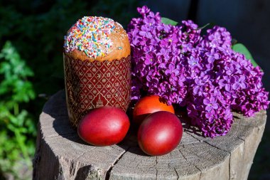 Bahçede Paskalya bahar Rus kek ve yumurta